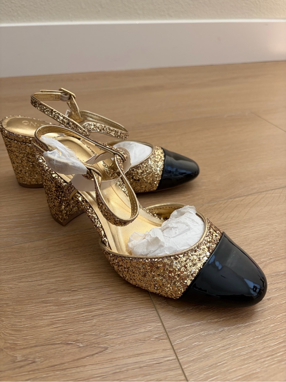 NIB On 34th Gold Glitter Block Heel Mary Jane with Black Patent Toe Dotti Sz 6.5 - Picture 3 of 7
